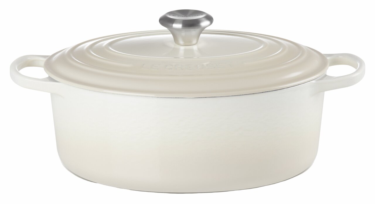 Weißer ovaler Bräter mit Deckel und zwei Griffen, seitliche Perspektive