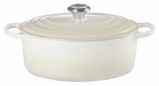 Witte ovale braadpan met deksel en twee handvatten, zijaanzicht