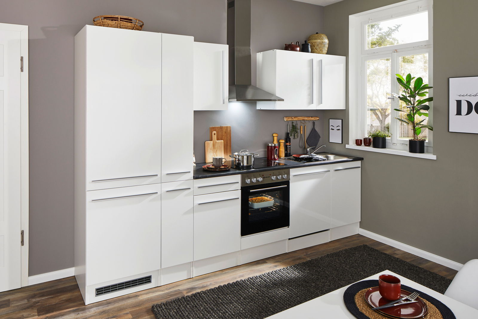 Yourkitchen Küchenblock 310 JAZZ Moderne weiße Küchenzeile mit Herd, Dunstabzugshaube und Hängeschränken, seitliche Perspektive