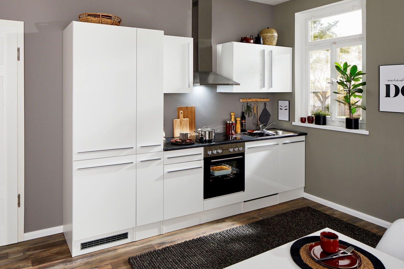 Yourkitchen Küchenblock 310 JAZZ Moderne weiße Küchenzeile mit Herd, Dunstabzugshaube und Hängeschränken, seitliche Perspektive