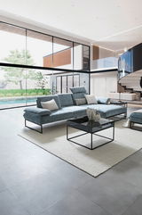 Moderner Hocker in einem eleganten Wohnzimmer, seitliche Perspektive.