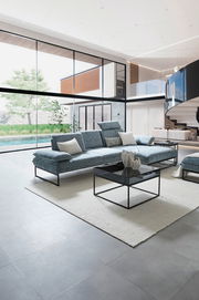 Moderner Hocker in einem eleganten Wohnzimmer, seitliche Perspektive.