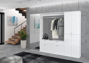Moderner weißer Hochschrank in einem stilvollen Wohnzimmer, frontal betrachtet, mit integrierter Garderobe und Schubladen.