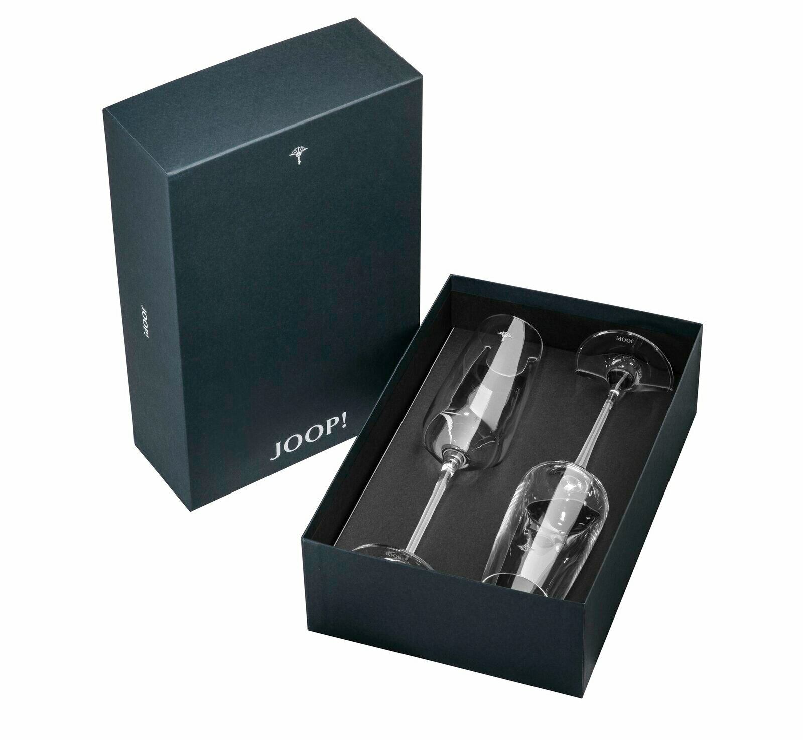 Zwei Champagnergläser in einer eleganten schwarzen Geschenkbox von oben betrachtet.