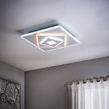 Moderne LED-Deckenleuchte in quadratischer Form, von unten betrachtet, mit geometrischem Design und warmweißer Beleuchtung.