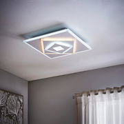 Moderne LED-Deckenleuchte in quadratischer Form, von unten betrachtet, mit geometrischem Design und warmweißer Beleuchtung.