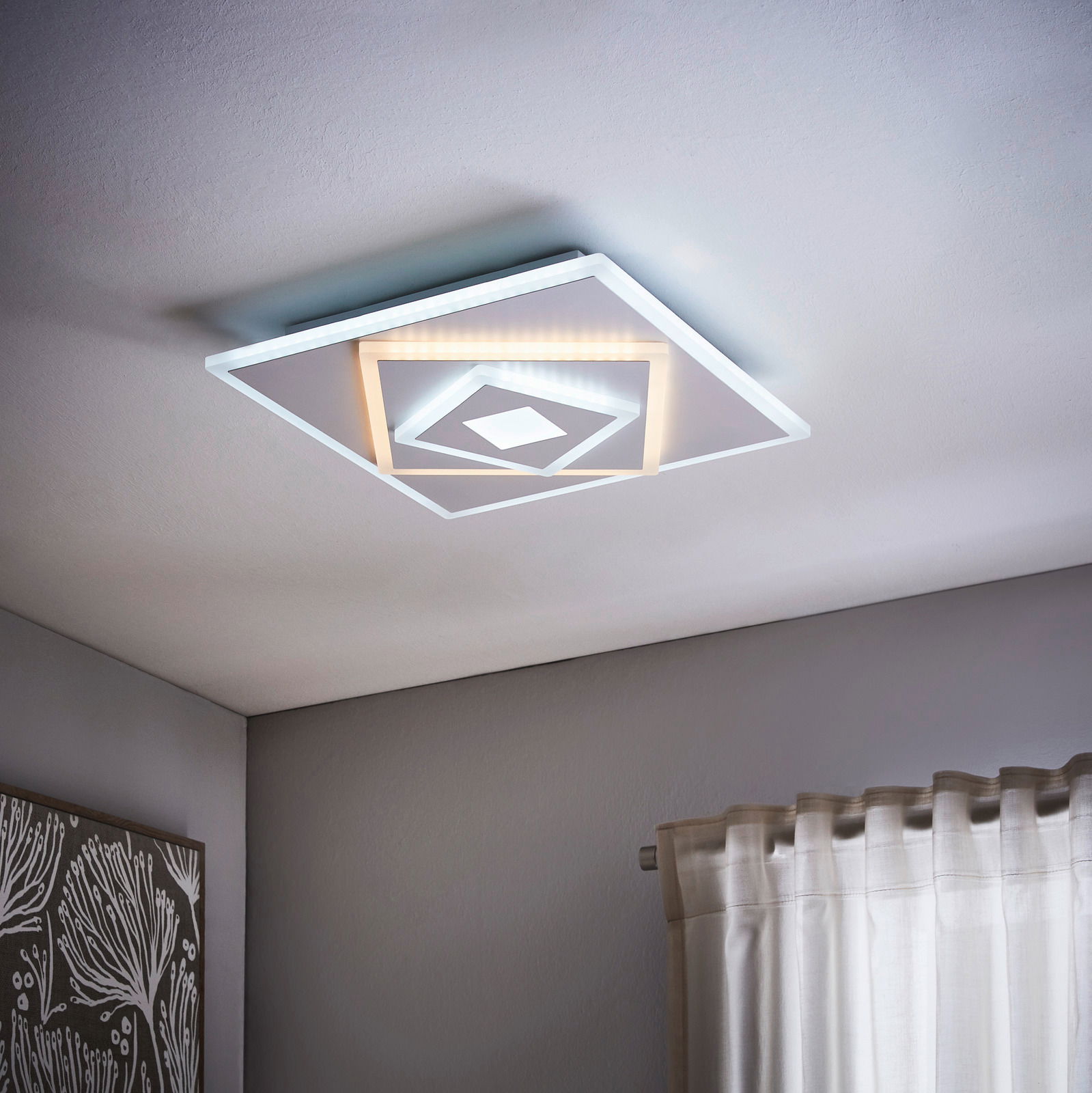 Moderne LED-Deckenleuchte in quadratischer Form, von unten betrachtet, mit geometrischem Design und warmweißer Beleuchtung.