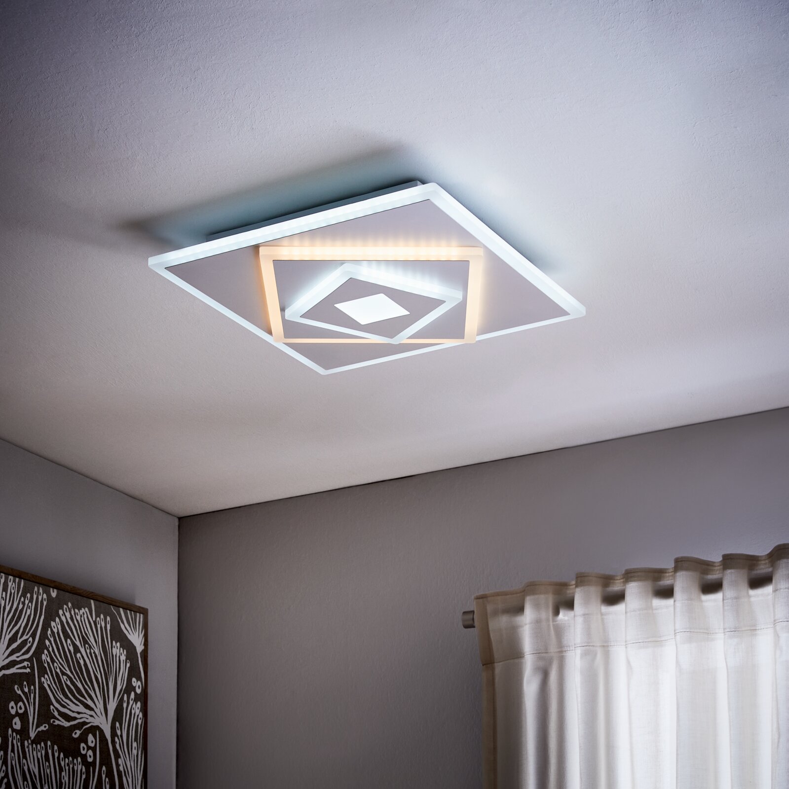 Moderne LED-Deckenleuchte in quadratischer Form, von unten betrachtet, mit geometrischem Design und warmweißer Beleuchtung.