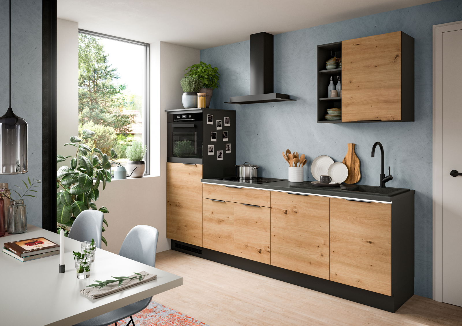 Moderne Küchenzeile in Holzoptik mit schwarzen Akzenten, seitliche Perspektive