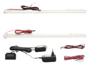 LED Rückwand Beleuchtung mit zwei Lichtleisten, Kabeln und Netzteil, seitliche Perspektive