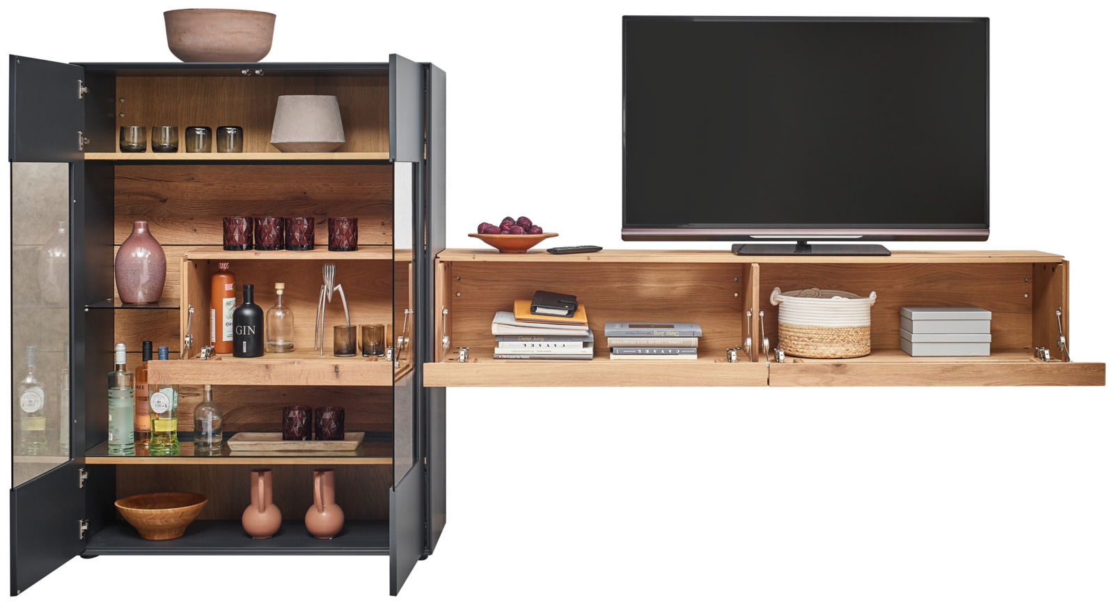 Moderne Wandkombination mit offenem Schrank und Regal, gefüllt mit Dekorationsartikeln und einem Fernseher, aus frontaler Perspektive.