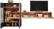 Moderne Wandkombination mit offenem Schrank und Regal, gefüllt mit Dekorationsartikeln und einem Fernseher, aus frontaler Perspektive.