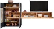 Moderne Wandkombination mit offenem Schrank und Regal, gefüllt mit Dekorationsartikeln und einem Fernseher, aus frontaler Perspektive.