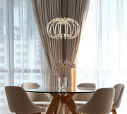 Moderne LED-Hängeleuchte in einem eleganten Esszimmer, von unten betrachtet.