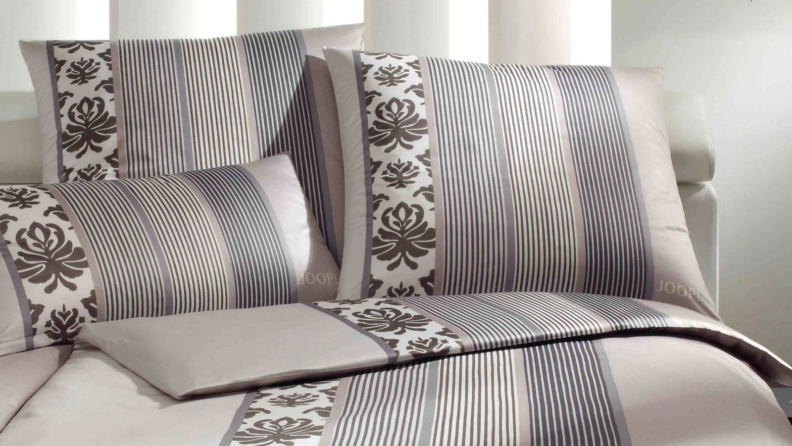 Bettwäsche-Set mit Streifen- und Blumenmuster in Grau- und Beigetönen, seitliche Perspektive