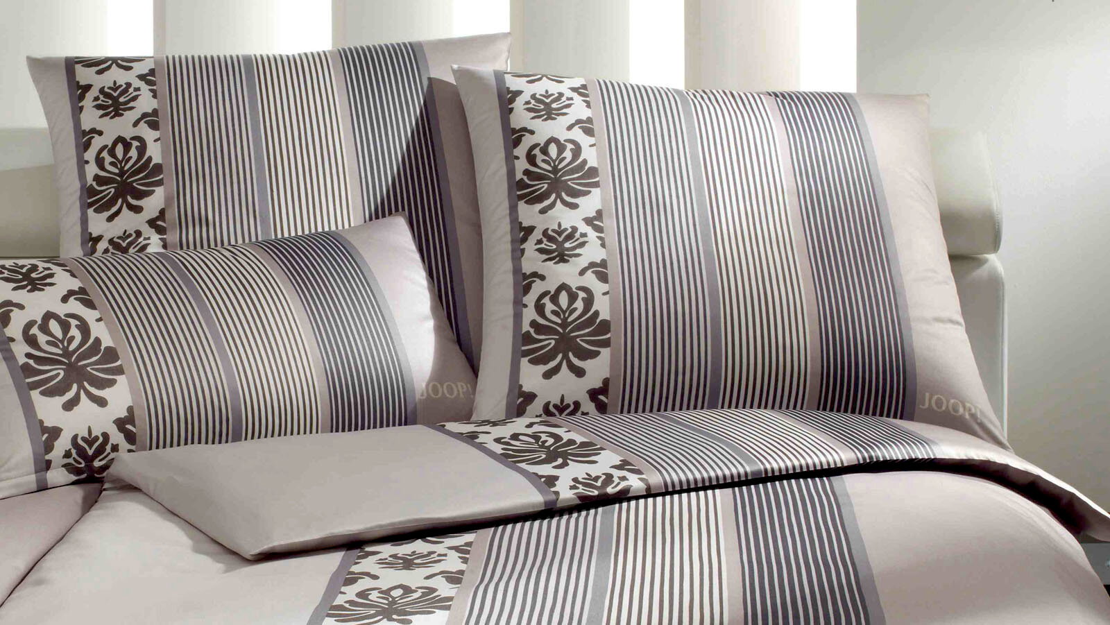 Bettwäsche-Set mit Streifen- und Blumenmuster in Grau- und Beigetönen, seitliche Perspektive