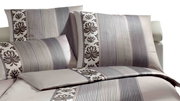 Bettwäsche-Set mit Streifen- und Blumenmuster in Grau- und Beigetönen, seitliche Perspektive