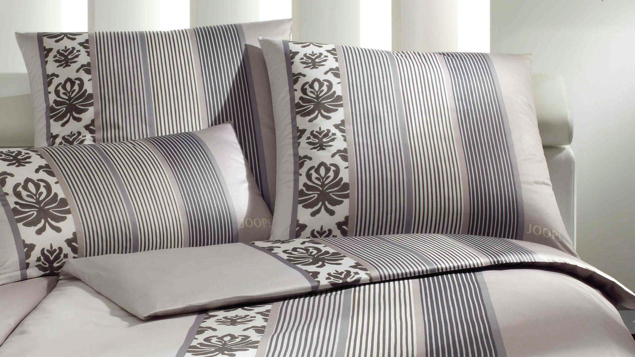 Bettwäsche-Set mit Streifen- und Blumenmuster in Grau- und Beigetönen, seitliche Perspektive