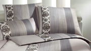 Bettwäsche-Set mit Streifen- und Blumenmuster in Grau- und Beigetönen, seitliche Perspektive
