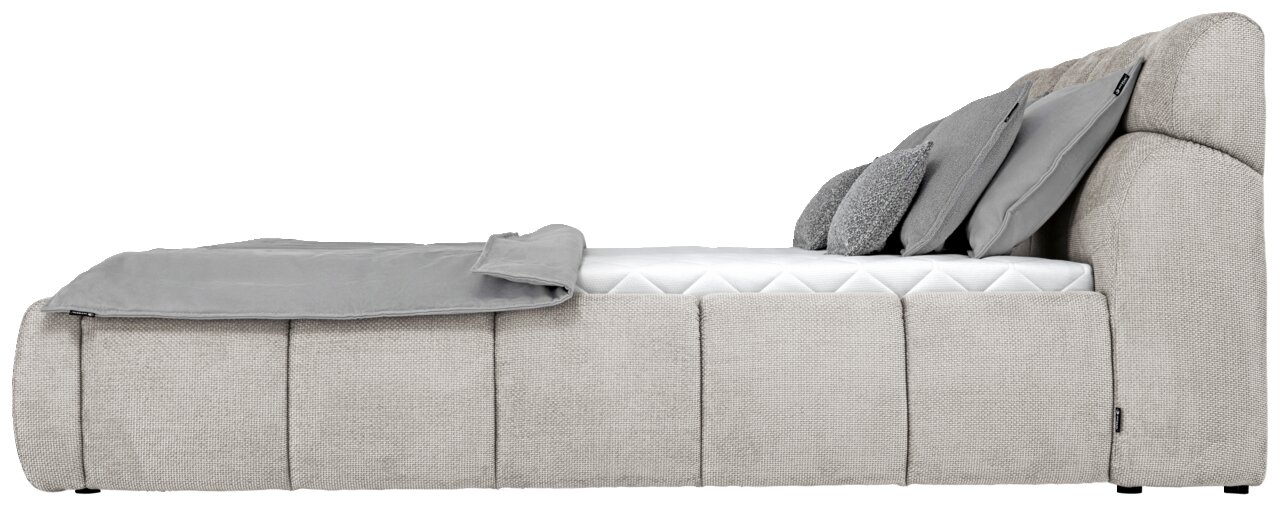 Seitenansicht eines grauen Polsterbetts mit Kissen und Decke