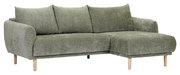Grünes Ecksofa mit drei Kissen und Holzfüßen, Perspektive von vorne rechts