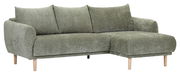 Grünes Ecksofa mit drei Kissen und Holzfüßen, Perspektive von vorne rechts