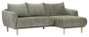 Grünes Ecksofa mit drei Kissen und Holzfüßen, Perspektive von vorne rechts