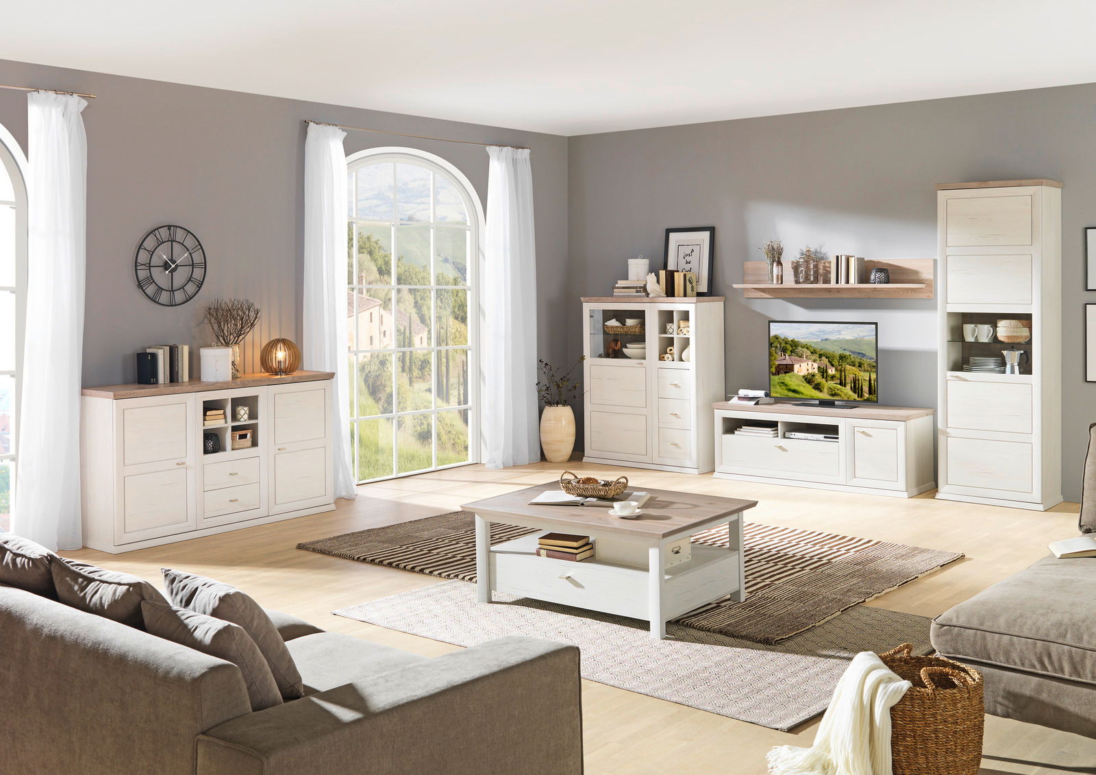 Wohnzimmer mit moderner Wohnwand und Couchtisch in heller Holzoptik, seitliche Perspektive