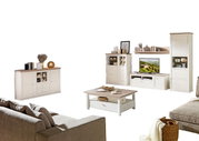 Woonkamer met een moderne wandmeubel en salontafel in een lichte houtlook, zijaanzicht
