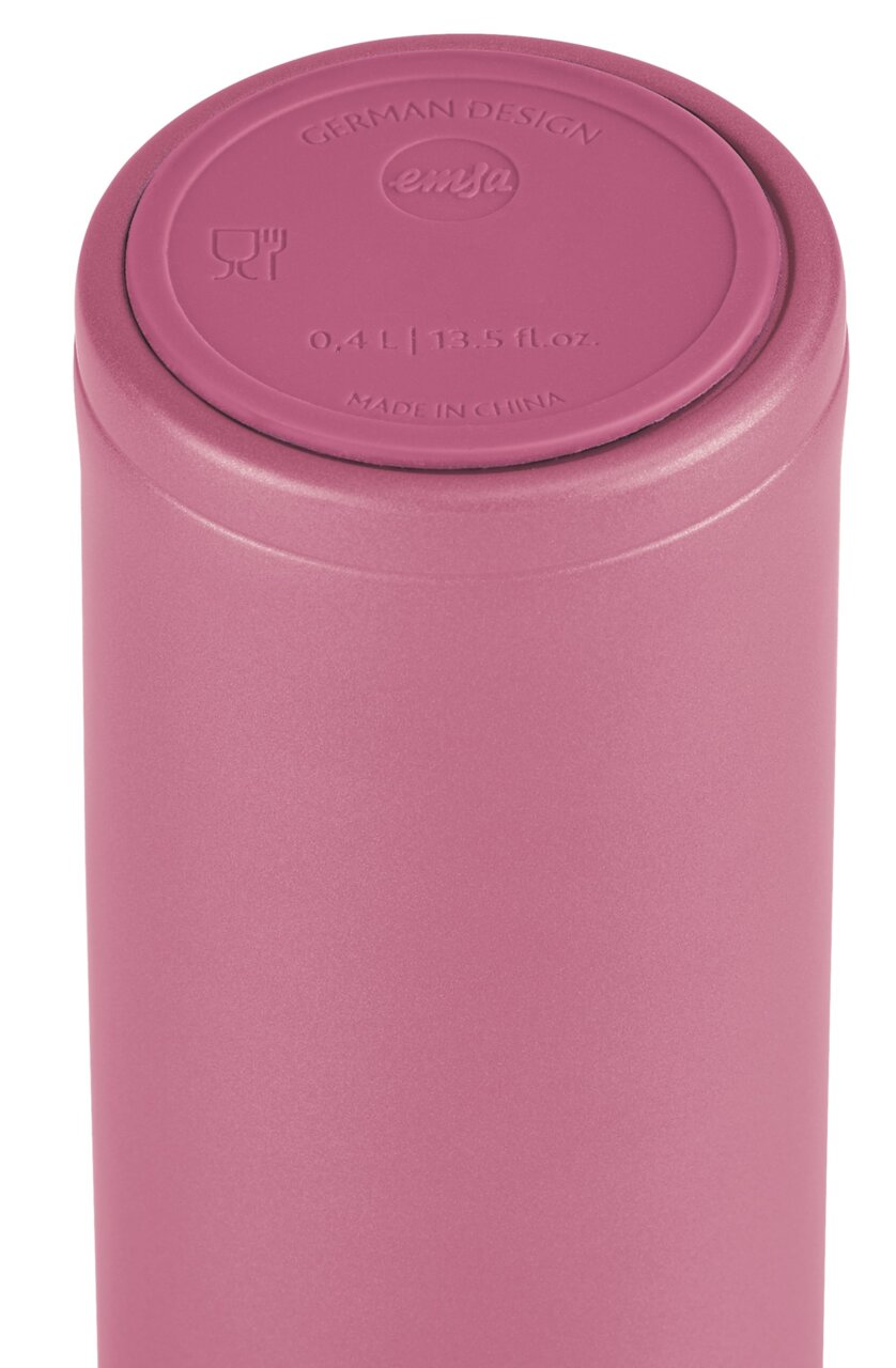 Roze beker van onderaf gezien, met de opschriften 'German Design' en 'Made in China', inhoud 0,4 l