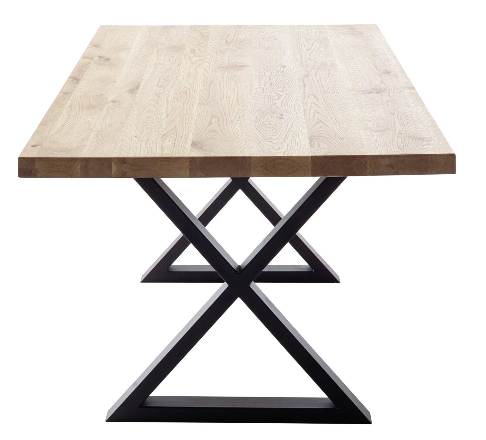 Esstisch mit Holzplatte und schwarzem Metallgestell in X-Form, seitliche Perspektive