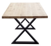 Esstisch mit Holzplatte und schwarzem Metallgestell in X-Form, seitliche Perspektive