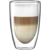 Doppelwandiger Becher mit 400ml Fassungsvermögen, gefüllt mit einem mehrschichtigen Getränk, seitliche Perspektive