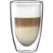 Doppelwandiger Becher mit 400ml Fassungsvermögen, gefüllt mit einem mehrschichtigen Getränk, seitliche Perspektive