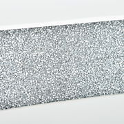 Nahaufnahme eines Konsolentisches mit glitzernder, silberner Oberfläche.