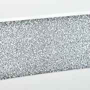 Nahaufnahme eines Konsolentisches mit glitzernder, silberner Oberfläche.