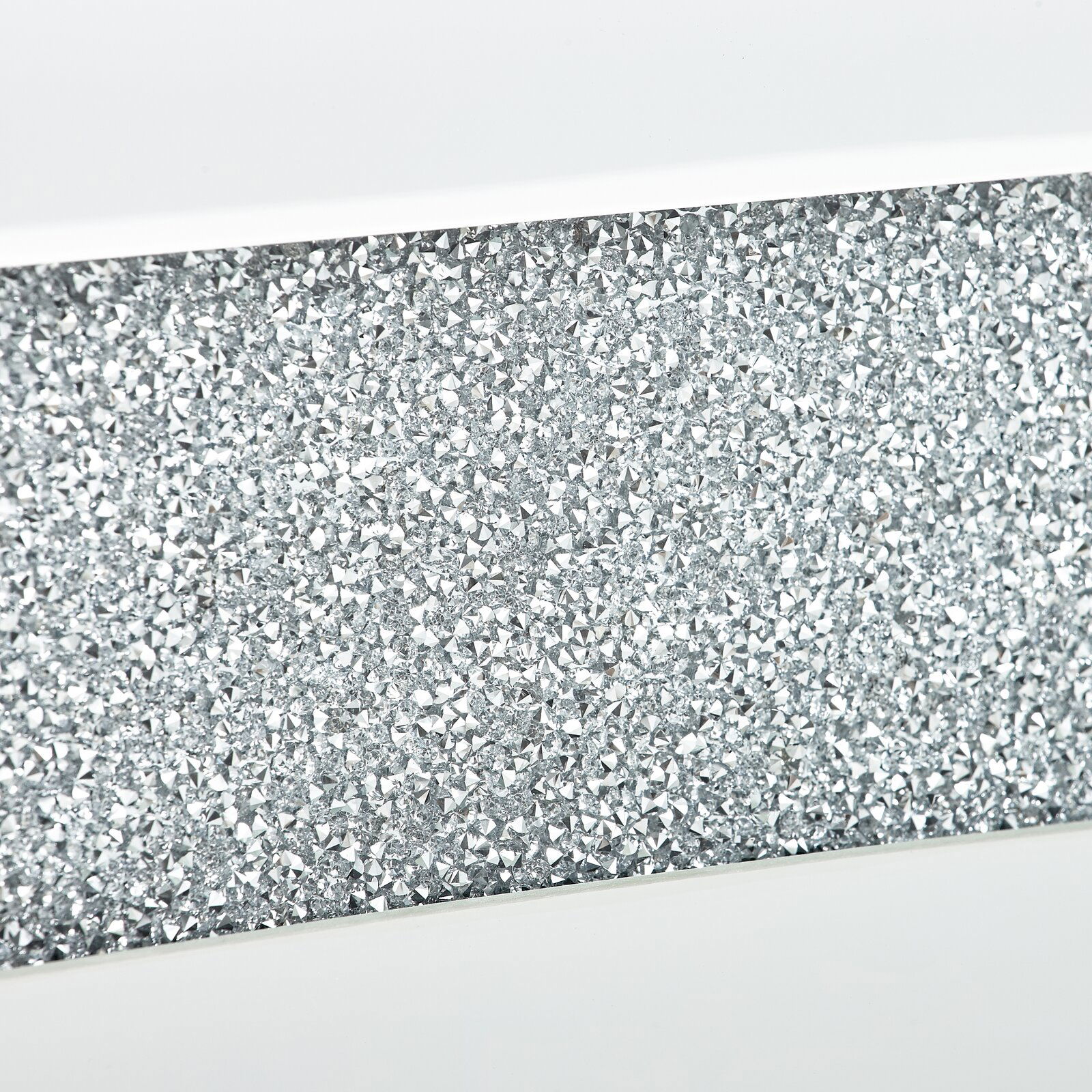 Nahaufnahme eines Konsolentisches mit glitzernder, silberner Oberfläche.