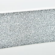 Nahaufnahme eines Konsolentisches mit glitzernder, silberner Oberfläche.