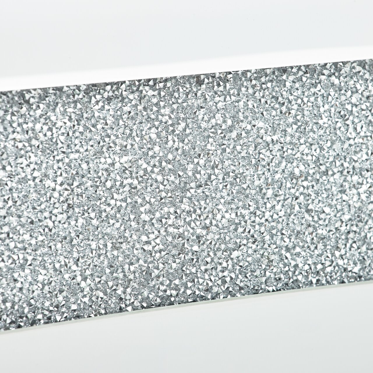 Nahaufnahme eines Konsolentisches mit glitzernder, silberner Oberfläche.