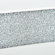Nahaufnahme eines Konsolentisches mit glitzernder, silberner Oberfläche.