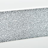 Nahaufnahme eines Konsolentisches mit glitzernder, silberner Oberfläche.