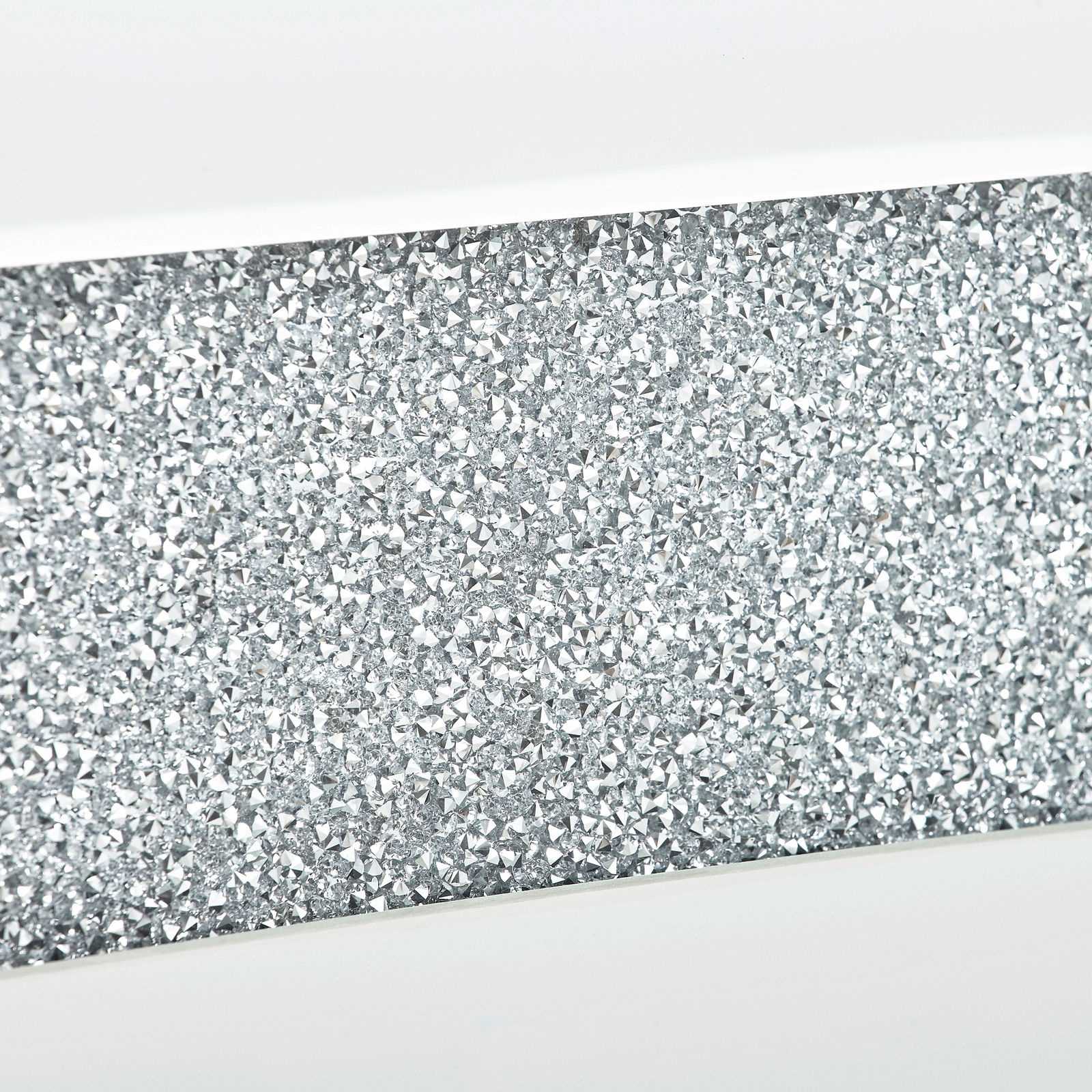 Nahaufnahme eines Konsolentisches mit glitzernder, silberner Oberfläche.