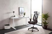 Moderner E-Schreibtisch in einem hellen Raum, seitliche Perspektive, mit ergonomischem Bürostuhl und Dekoration.