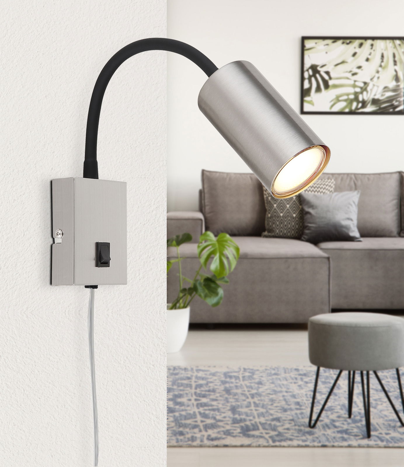 Moderne Wandleuchte aus mattem Nickel mit flexiblem Arm, seitliche Perspektive, montiert an einer weißen Wand in einem stilvollen Wohnzimmer.