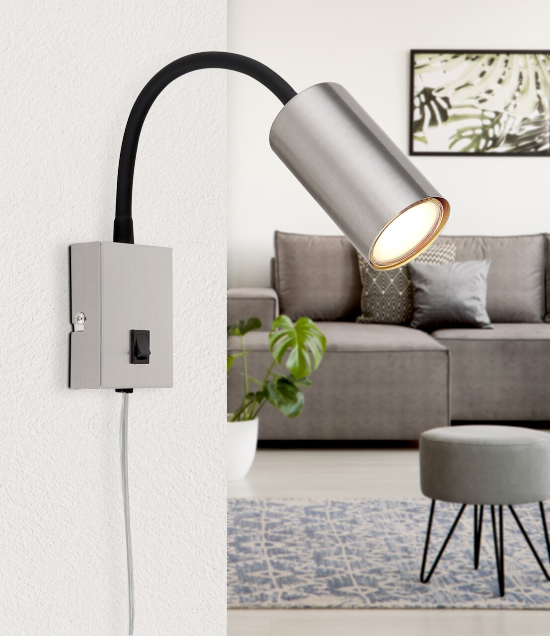 Moderne Wandleuchte aus mattem Nickel mit flexiblem Arm, seitliche Perspektive, montiert an einer weißen Wand in einem stilvollen Wohnzimmer.