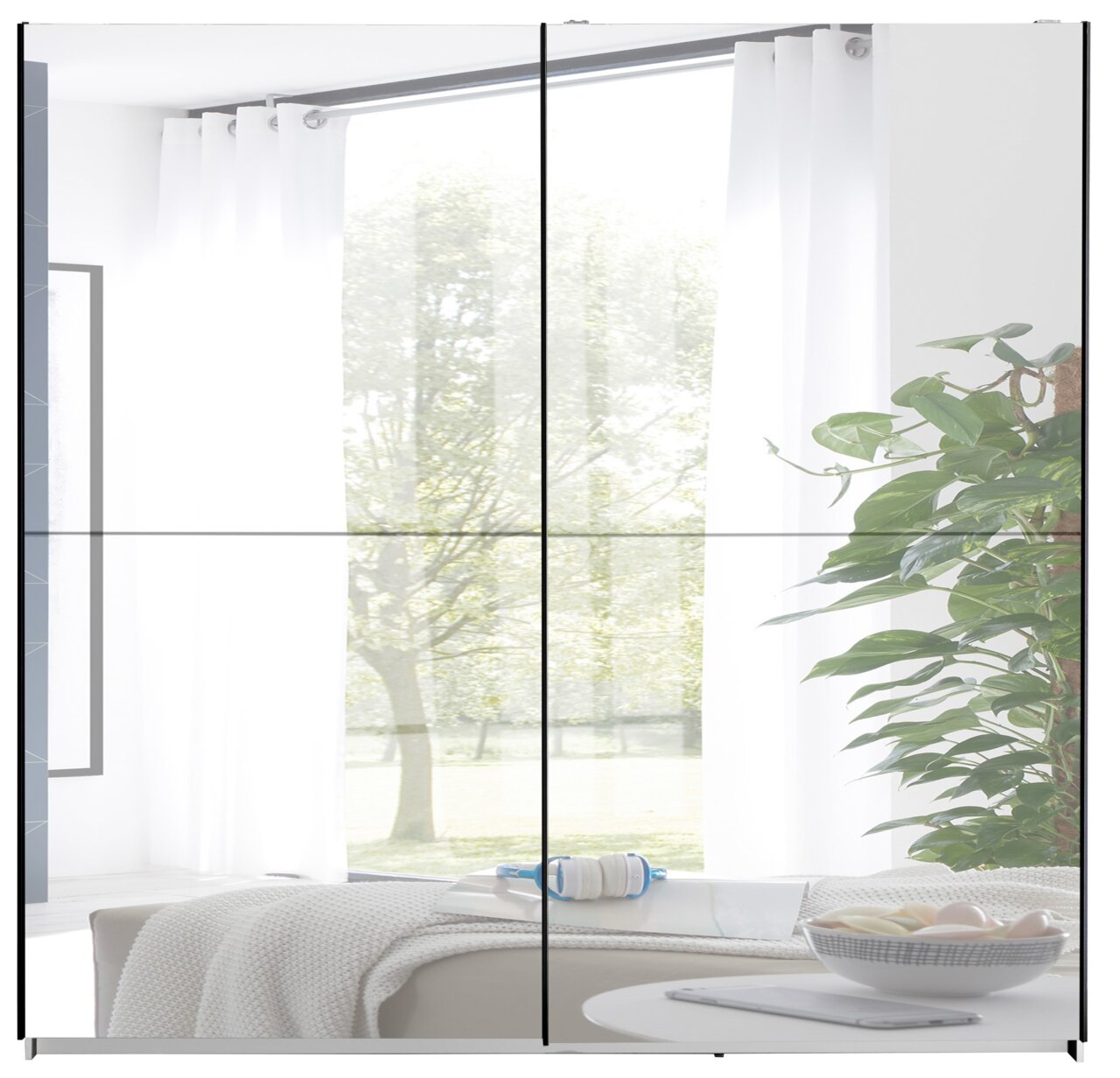 Witte, halfdoorzichtige gordijnen met oogjes aan een gordijnroede voor een groot raam in de lichte woonkamer, vooraanzicht.