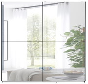 Witte, halfdoorzichtige gordijnen met oogjes aan een gordijnroede voor een groot raam in de lichte woonkamer, vooraanzicht.