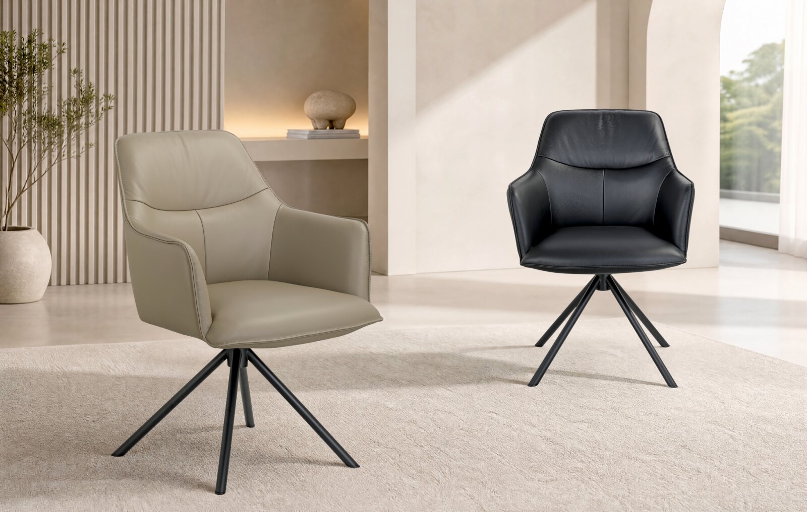 Twee moderne fauteuils in taupe en zwart met comfortabele bekleding en zwarte sterpoten, weergegeven vanuit schuin vooraanzicht en recht vooraanzicht in een licht interieur.