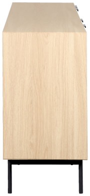 Heller Holzschrank mit schwarzem Metallgestell, Seitenansicht leicht von oben auf weißem Hintergrund