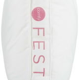 Nahaufnahme eines weißen Kopfkissens mit der Aufschrift 'comfy FEST' in rosa Schrift auf der Seite.